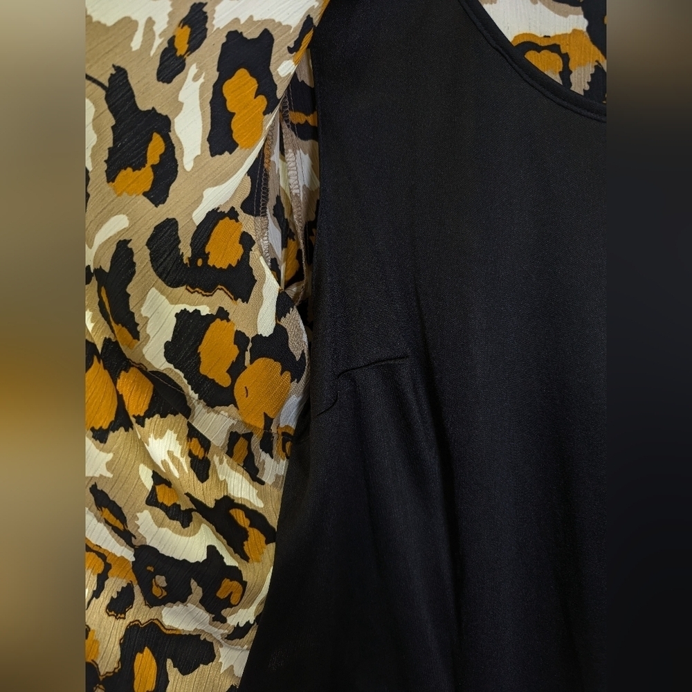 Notations women's cheetah print top with black tank attached size L - Picture 4 of 5